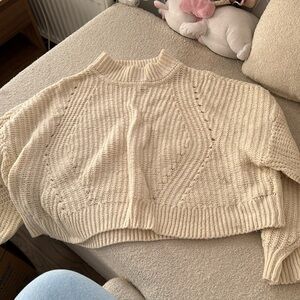 WHITE SWEATER